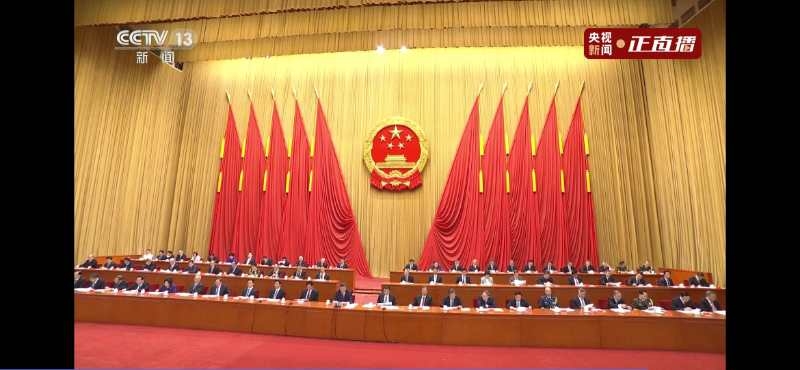 中共昌宏建設(shè)集團(tuán)有限公司支部委員會(huì)書記李明帶領(lǐng)黨員及入黨積極分子共同觀看學(xué)習(xí)“全國(guó)抗擊新冠肺炎疫情表